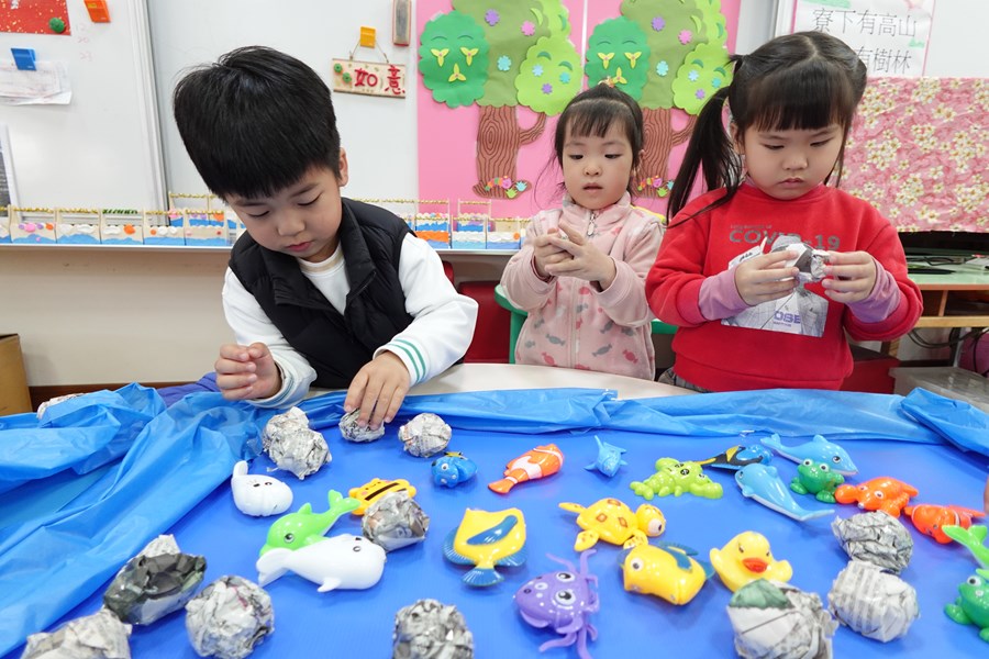 揉報紙球，做成石頭