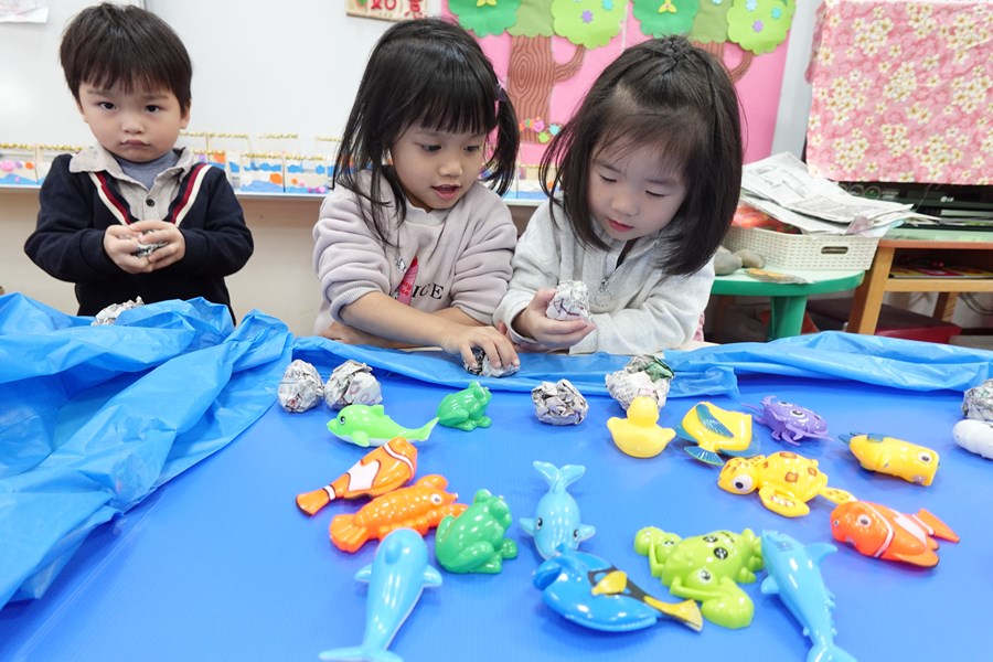 黏貼報紙球，創作出河水裡的石頭