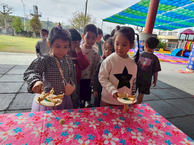 小雞吃米-豐衣足食