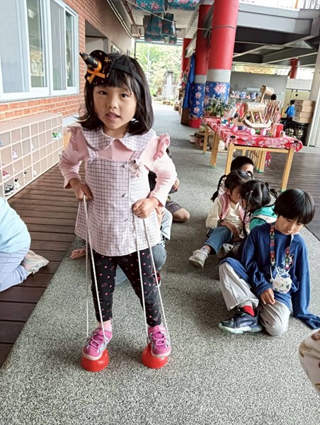 踩高蹺步步高升