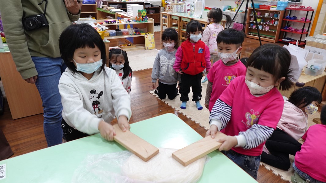 用不同工具搗粢粑