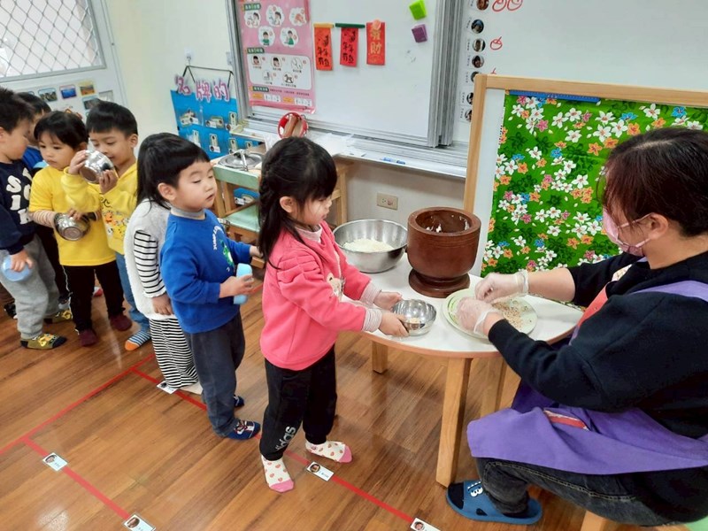 排隊品嘗好吃的粢粑