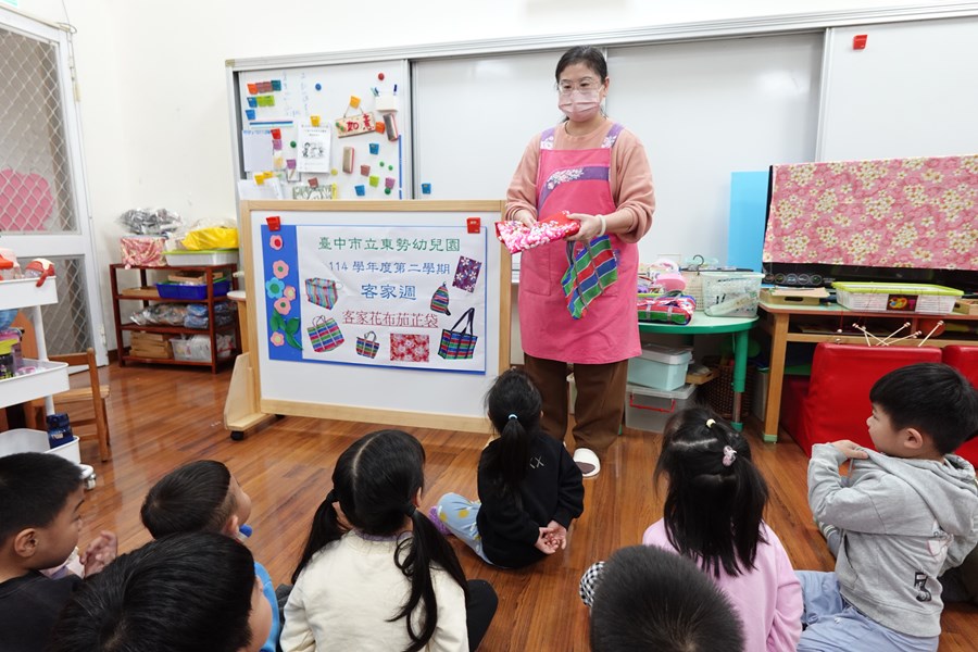 老師介紹客家花布