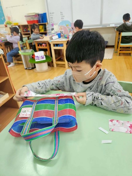 我把花布黏在條紋上更美麗