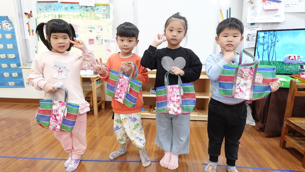 我們是展示茄芷袋的小模特兒