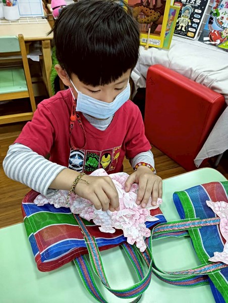 將花布均勻塗上白膠