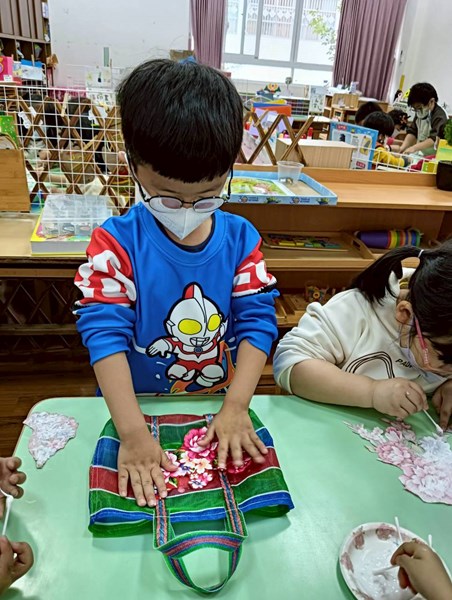 輕輕貼在袋子上調整適當位置