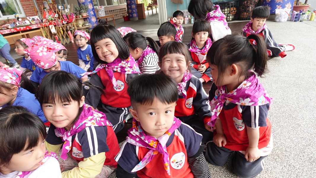 準備要上台唱過新年囉