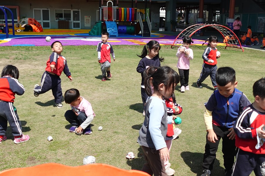 撿報紙球，丟炮城