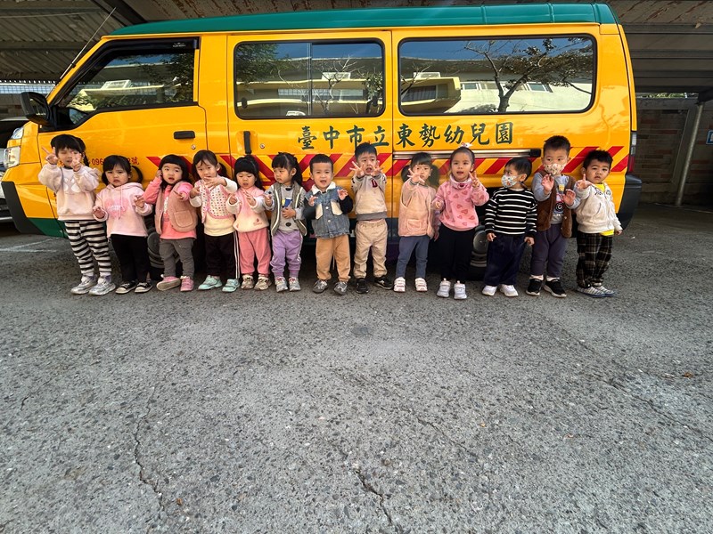 小企鵝跟娃娃車合影