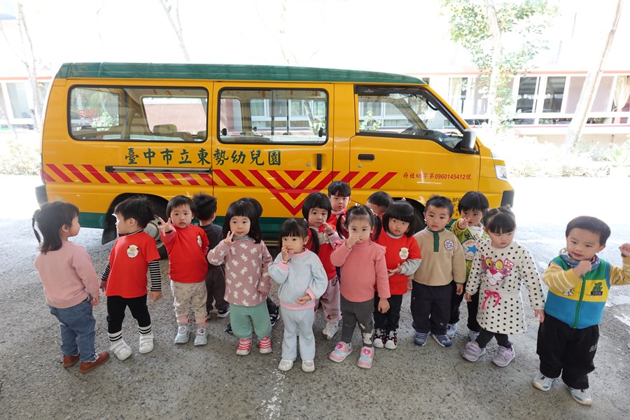 小綿羊與娃娃車合照