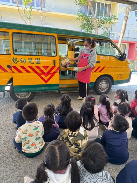 介紹幼童車車上必備物品