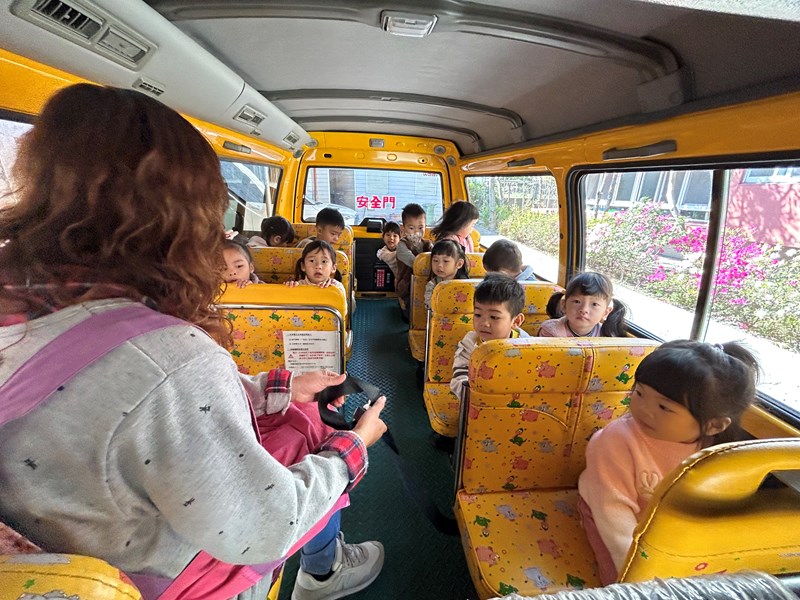 老師介紹坐娃娃車注意事項