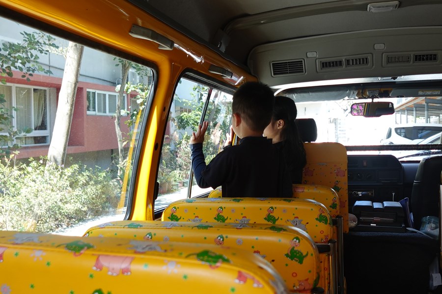 受困車內時，拍窗求救