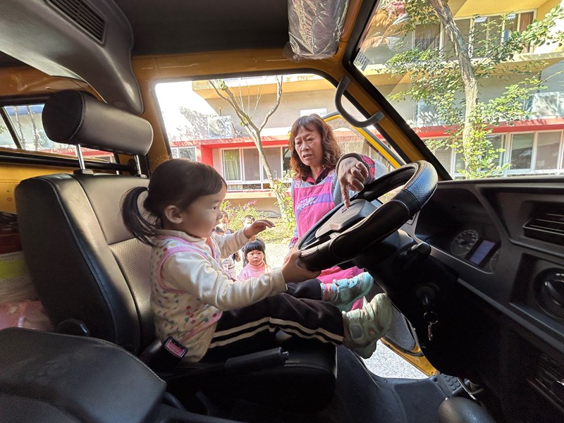 受困車內時，按喇叭求救 (2)