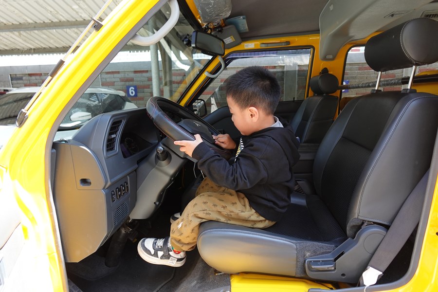 受困車內時，按喇叭求救