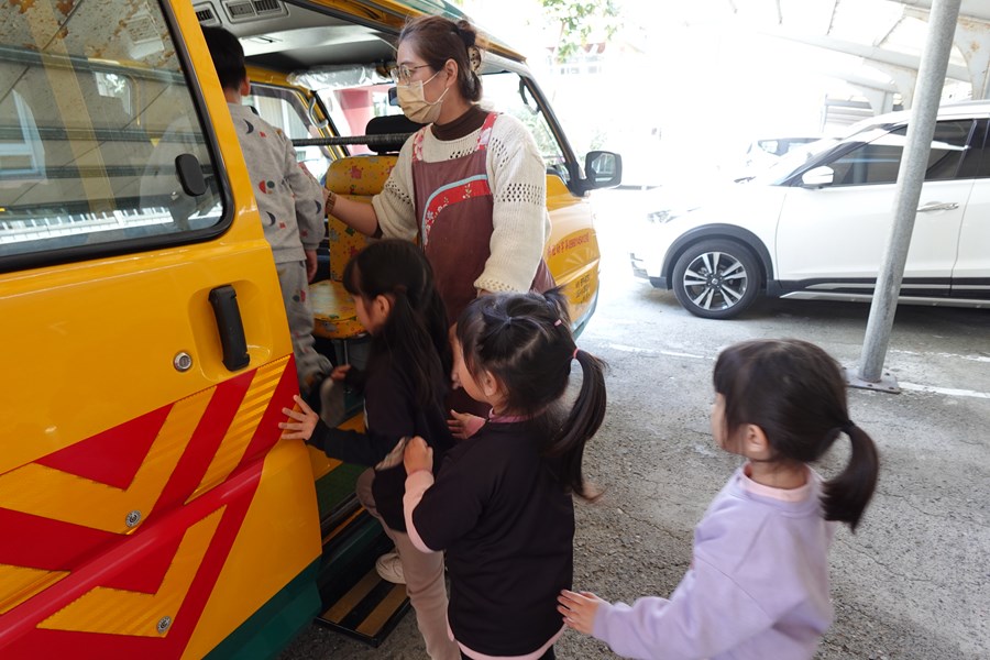 排隊上車，守秩序