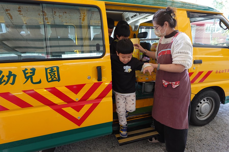 排隊下車，遵守秩序