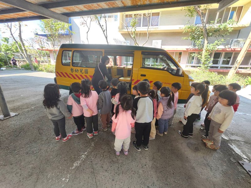 認識娃娃車外觀