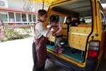 示範如何從安全門逃生
