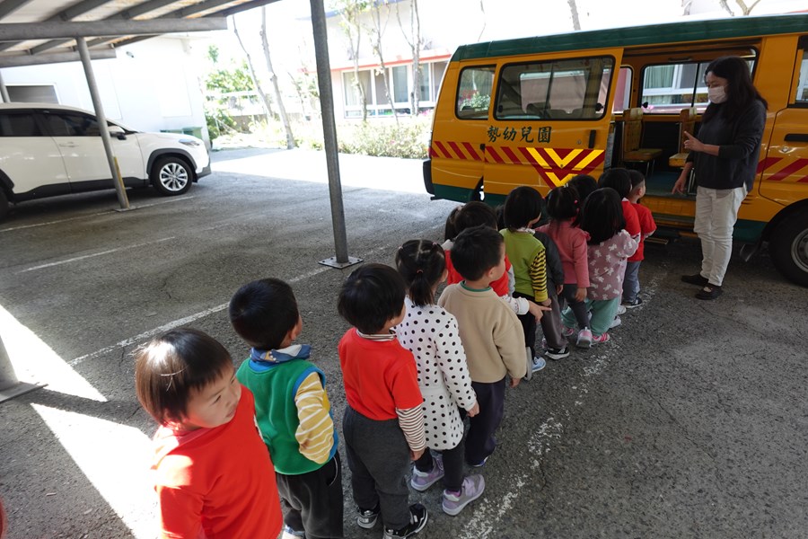 坐車要排隊上車