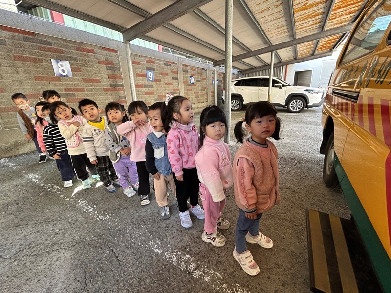 坐娃娃要排隊上車