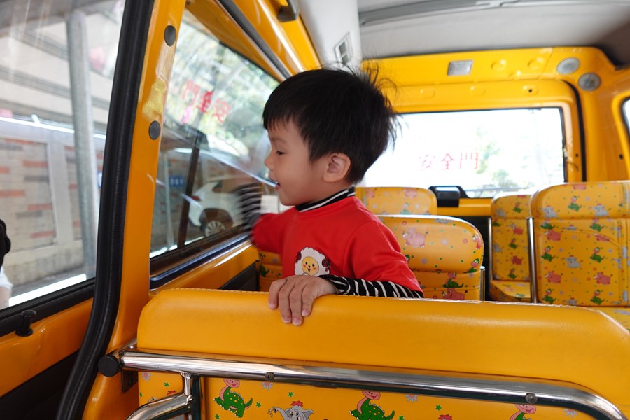 拍車窗求救