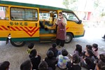 說明娃娃車座椅設備