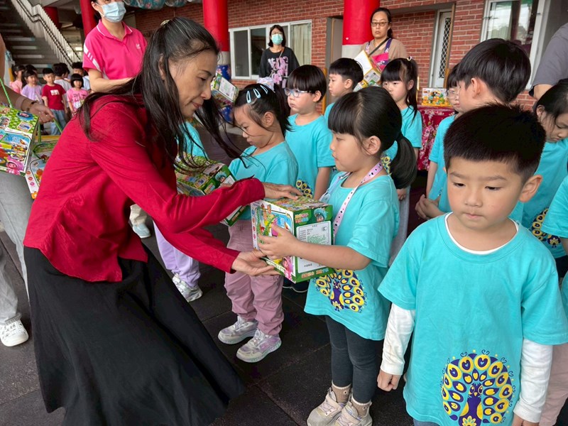 頒發兒童節禮物