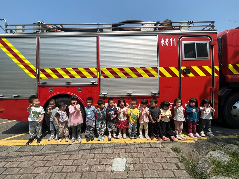 小企鵝跟消防車合影