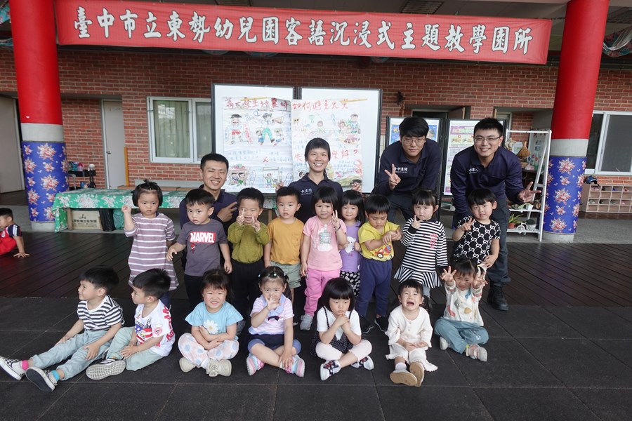 和消防叔叔合照