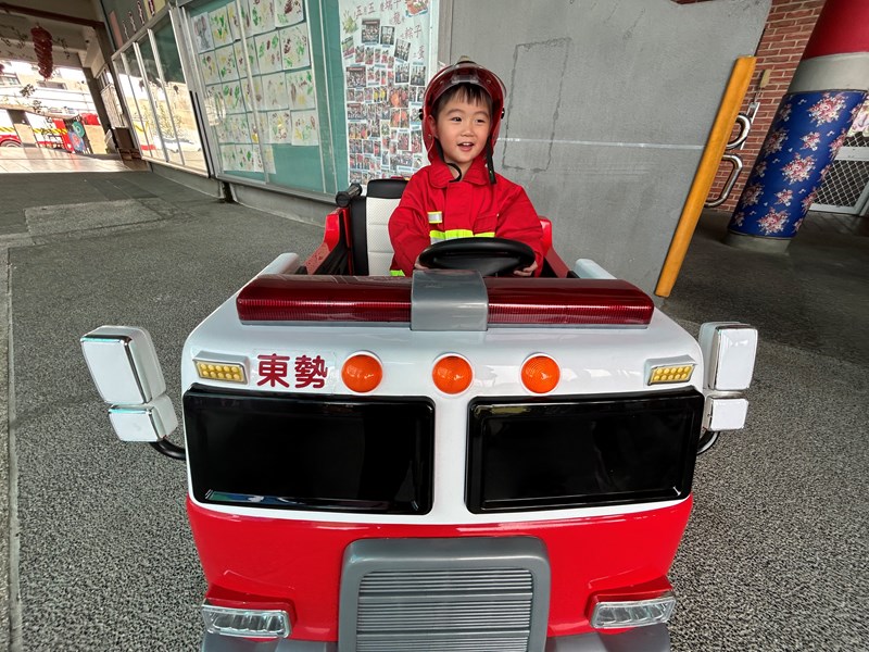 救火小英雄~穿著消防衣