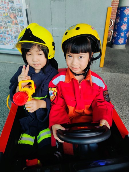 體驗穿消防衣跟坐消防車jpg
