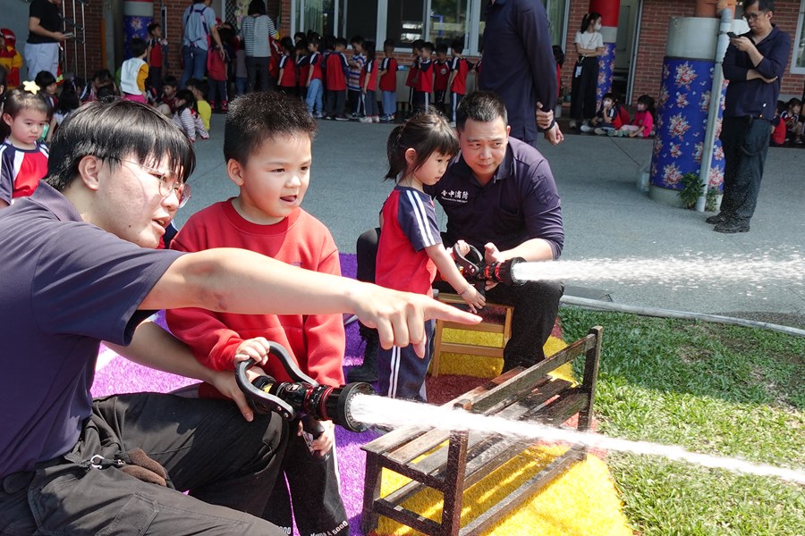 體驗消防員如何灑水救火1