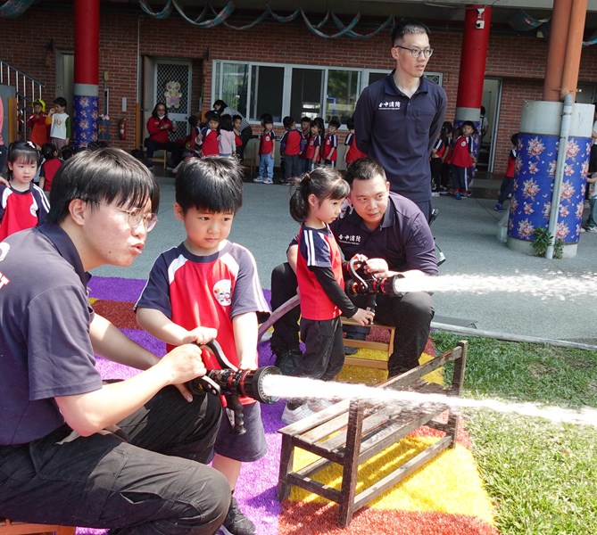 體驗消防員如何灑水救火2