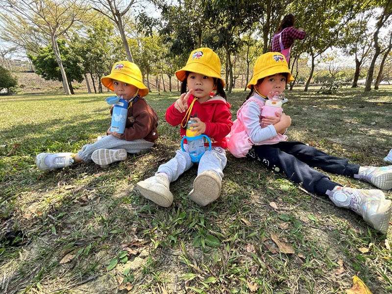 公園大草原休息喝水