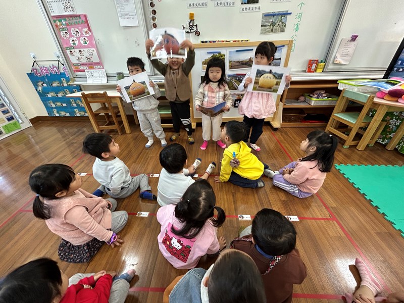 公園有柿子雕碩物