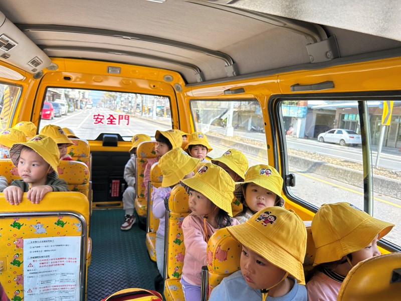 企鵝班坐娃娃車尋寶