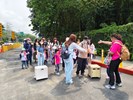 大家排隊準備進動物園囉