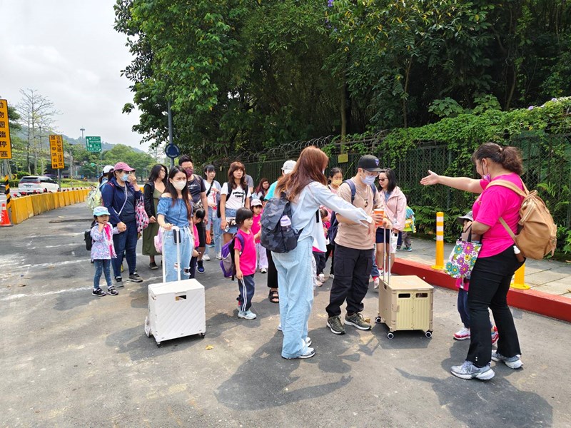 大家排隊準備進動物園囉