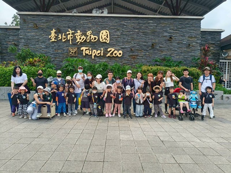 木柵動物園門口合影