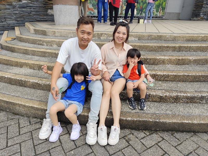 爸爸媽媽陪我去動物園玩