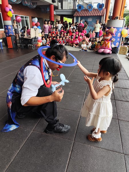 跟氣球叔叔玩遊戲