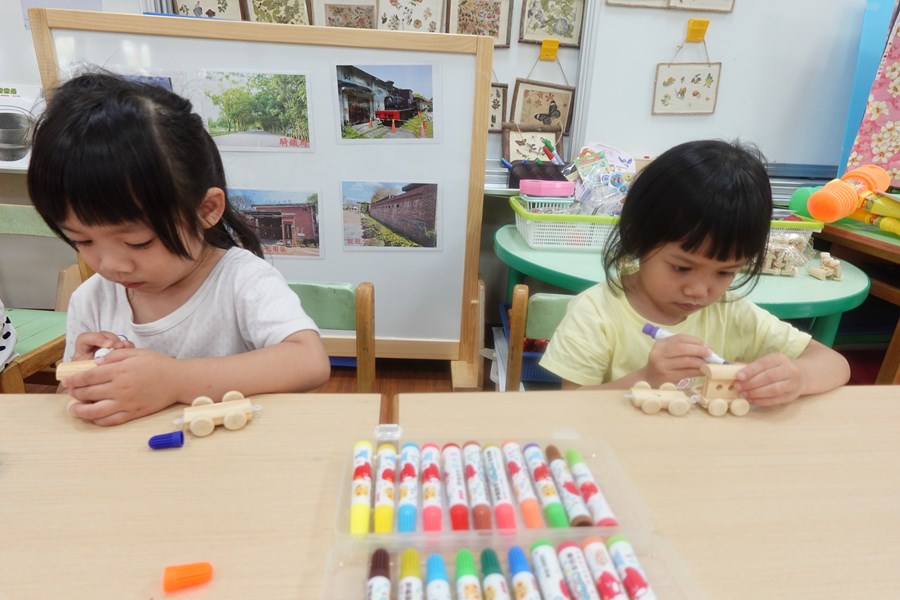 木製小火車彩繪