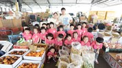 與果菜市場攤販合照