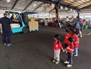 堆高機在運送水果