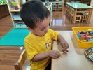 幫小熊貼上眼睛 (3)