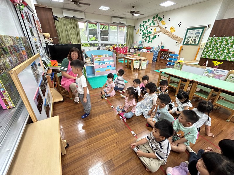 展示圖卡認識火車名稱