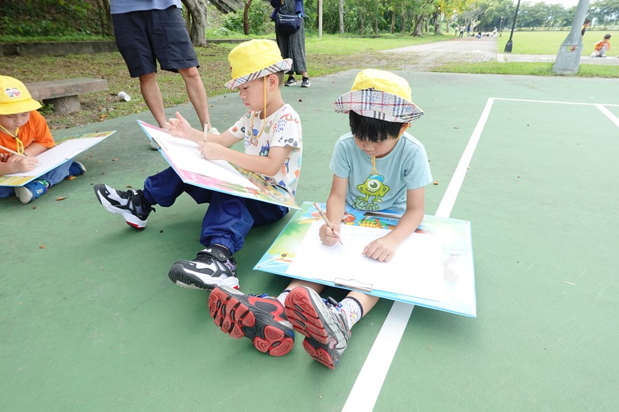 公園的籃球場寫生