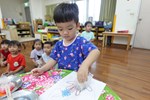 用泡泡紙蓋樹葉